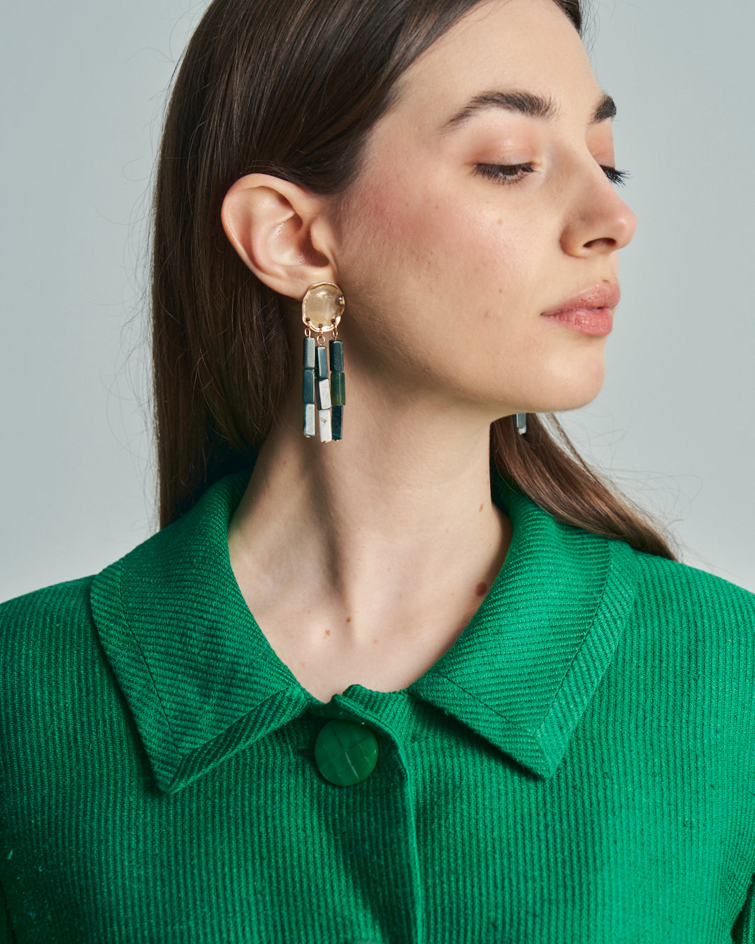 Orecchini dorati con pietre dure verdi