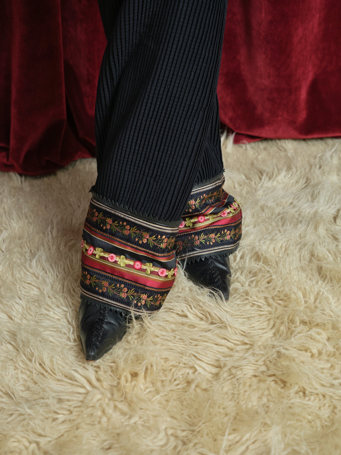 Pantalone Antonio Berardi plissettati con passamanerie