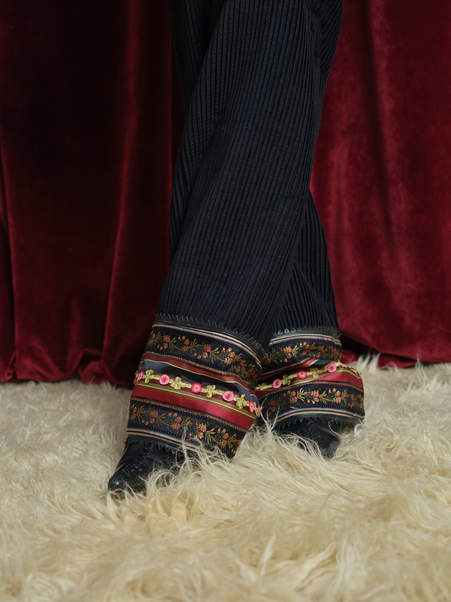Pantalone Antonio Berardi plissettati con passamanerie