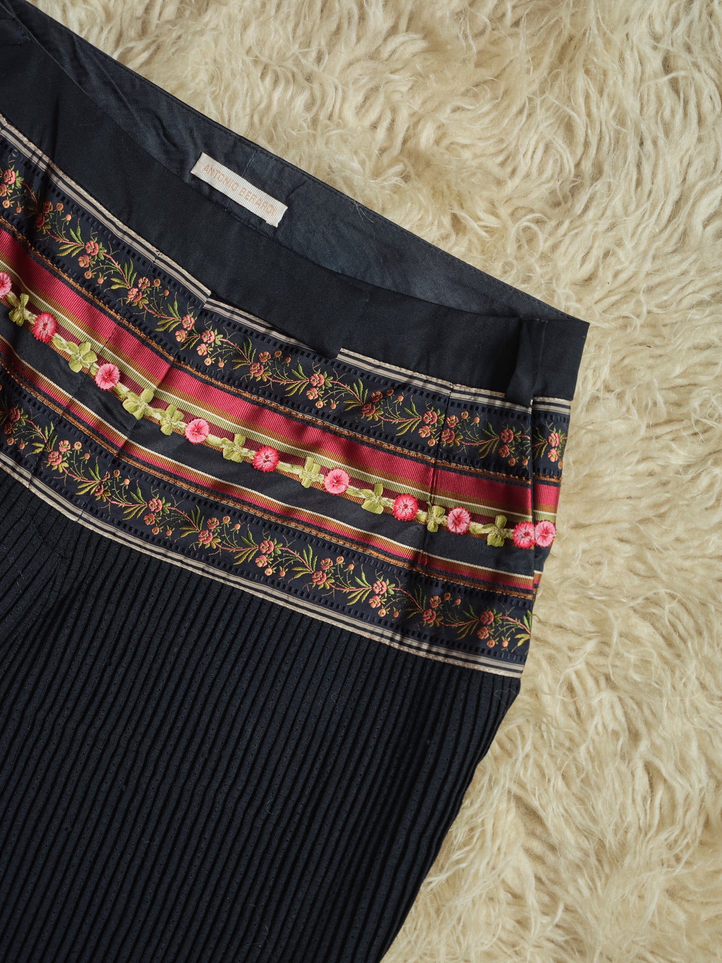 Pantalone Antonio Berardi plissettati con passamanerie