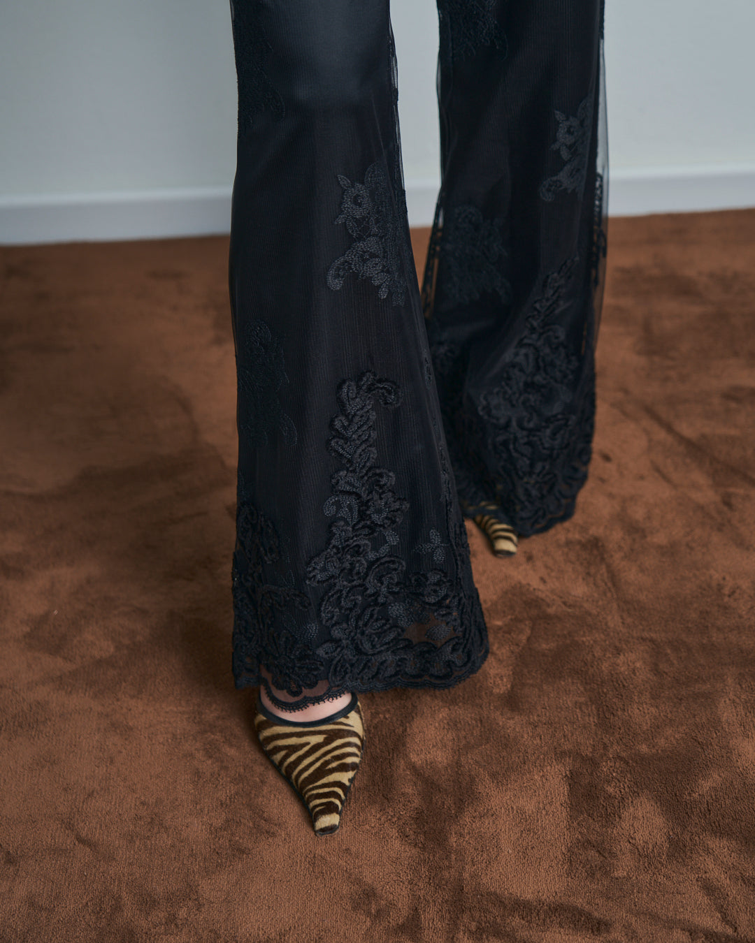 Pantaloni La Perla in pizzo, raso e ciniglia neri svasati