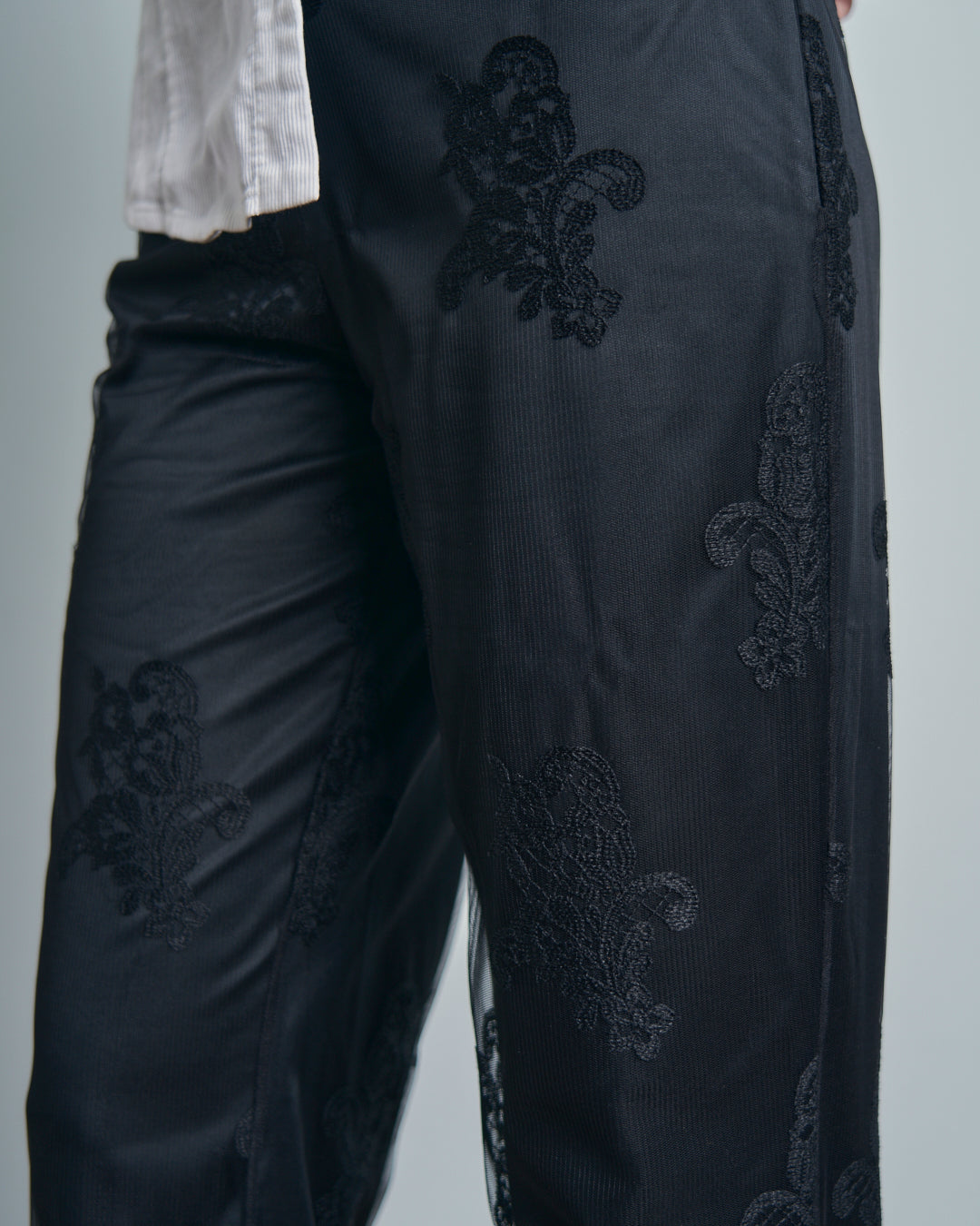 Pantaloni La Perla in pizzo, raso e ciniglia neri svasati