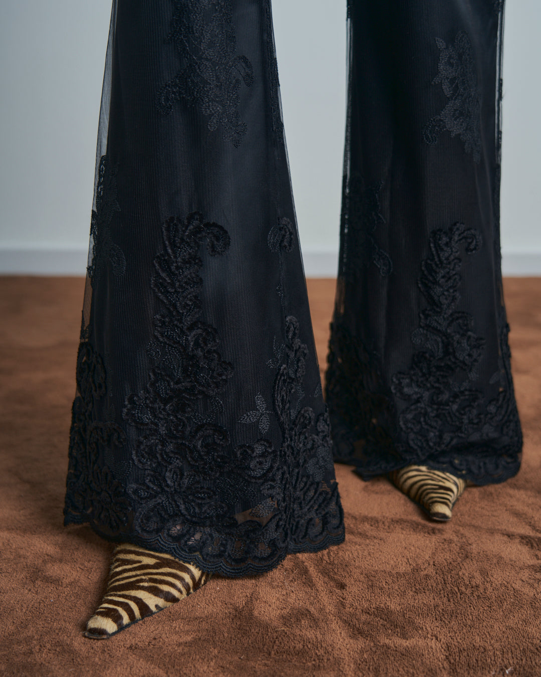 Pantaloni La Perla in pizzo, raso e ciniglia neri svasati