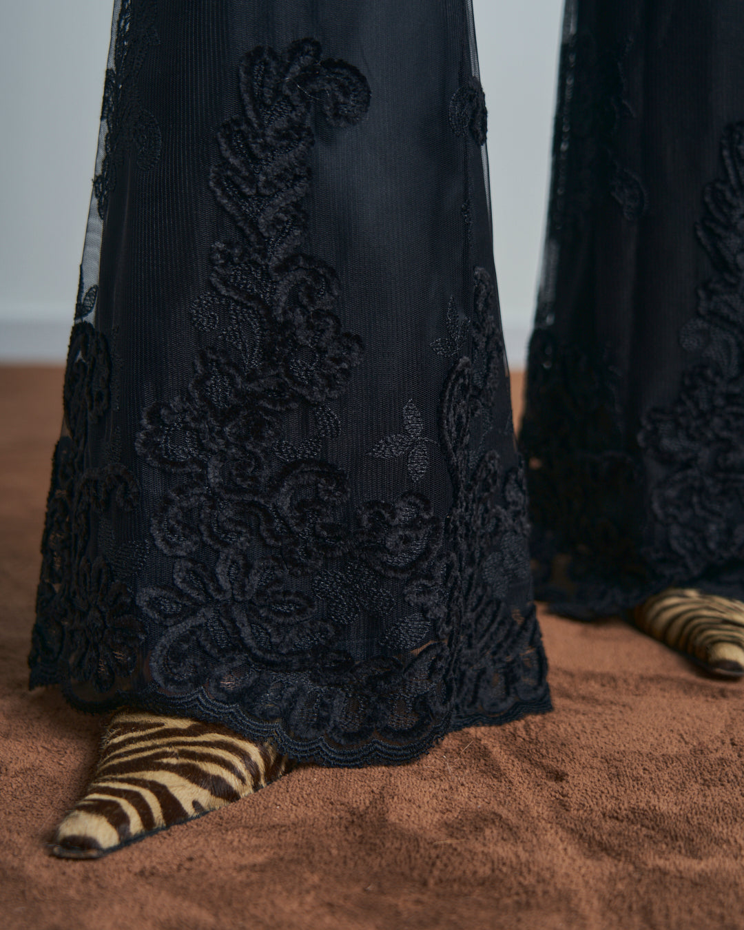Pantaloni La Perla in pizzo, raso e ciniglia neri svasati