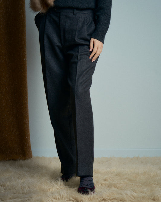 Pantalone maschile grigio con pieghe gamba crop