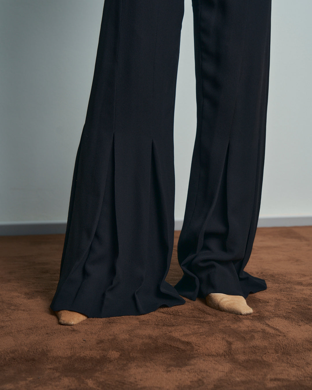 Pantalone sartoriale in tessuto seta crepe a pieghe gamba svasata