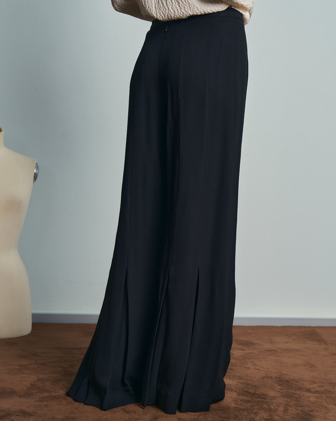 Pantalone sartoriale in tessuto seta crepe a pieghe gamba svasata