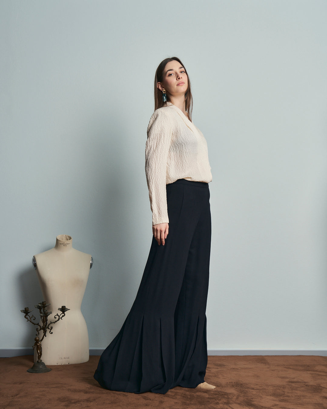 Pantalone sartoriale in tessuto seta crepe a pieghe gamba svasata