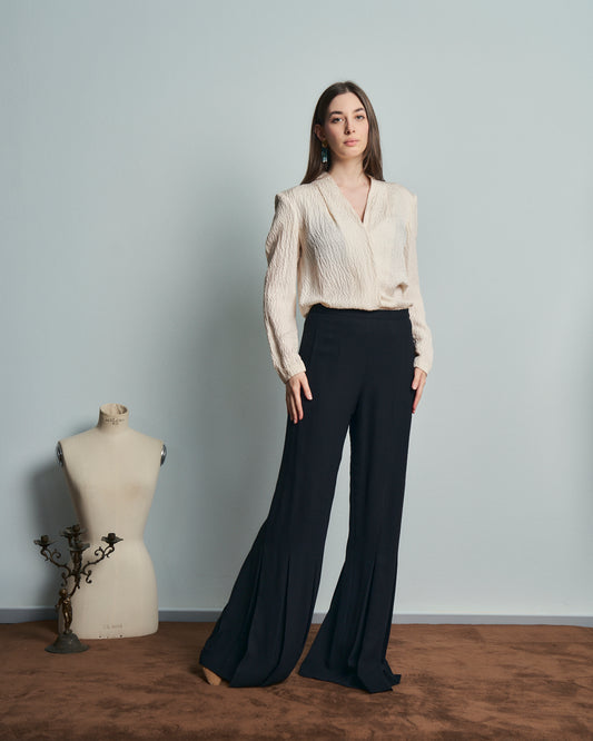 Pantalone sartoriale in tessuto seta crepe a pieghe gamba svasata
