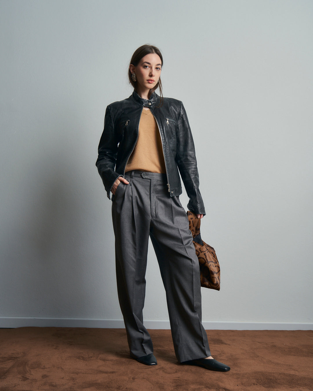 Pantaloni maschili modificati in vita, pieghe ampie in lana pettinata