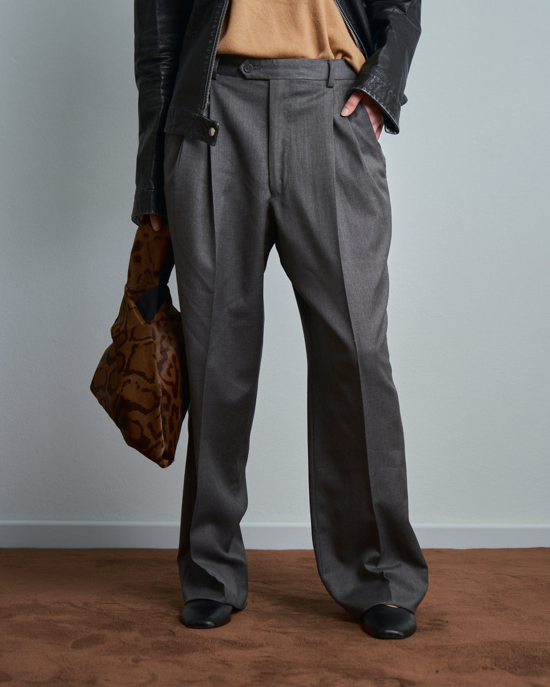 Pantaloni maschili modificati in vita, pieghe ampie in lana pettinata