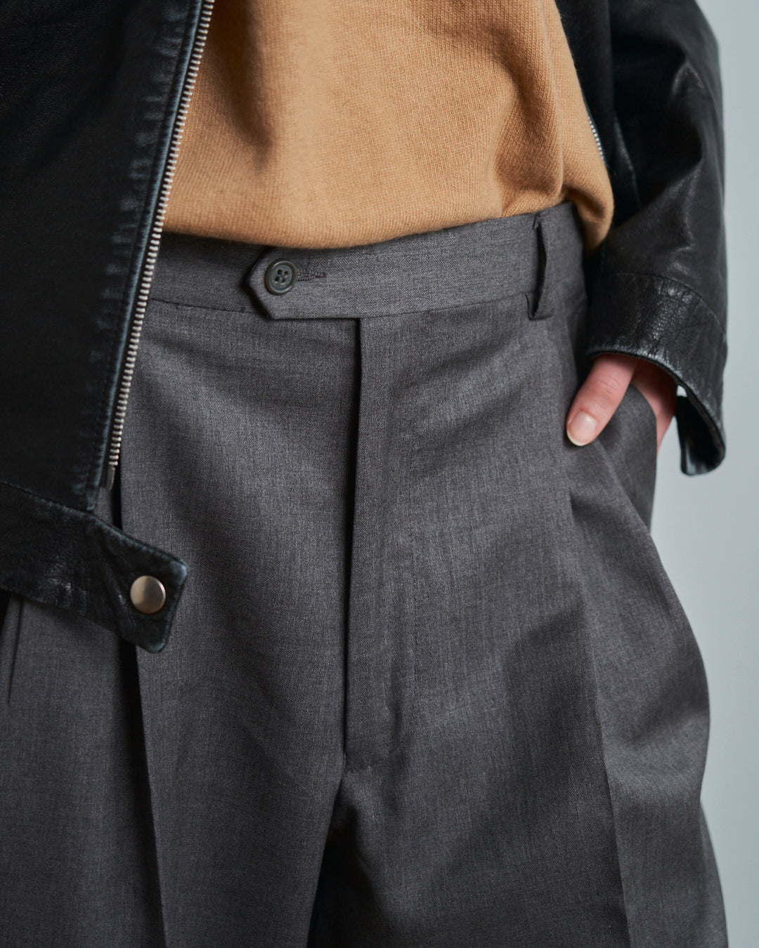 Pantaloni maschili modificati in vita, pieghe ampie in lana pettinata