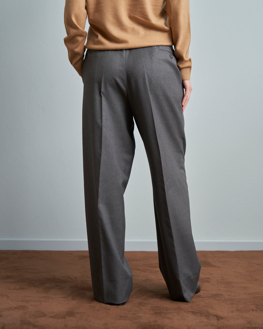 Pantaloni maschili modificati in vita, pieghe ampie in lana pettinata