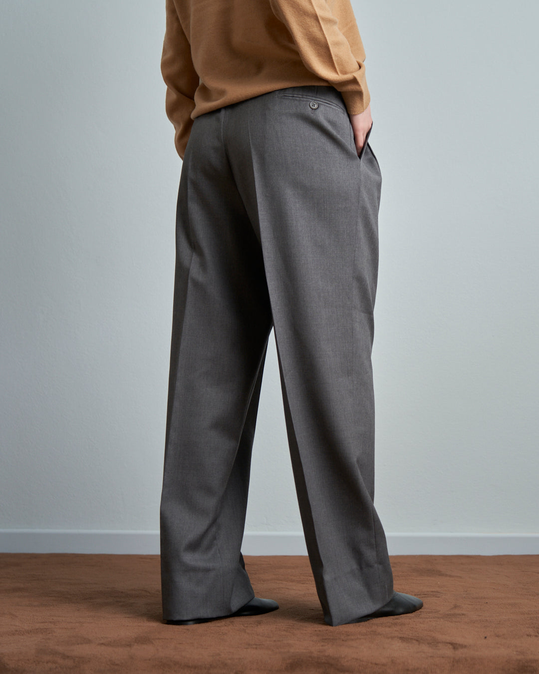 Pantaloni maschili modificati in vita, pieghe ampie in lana pettinata