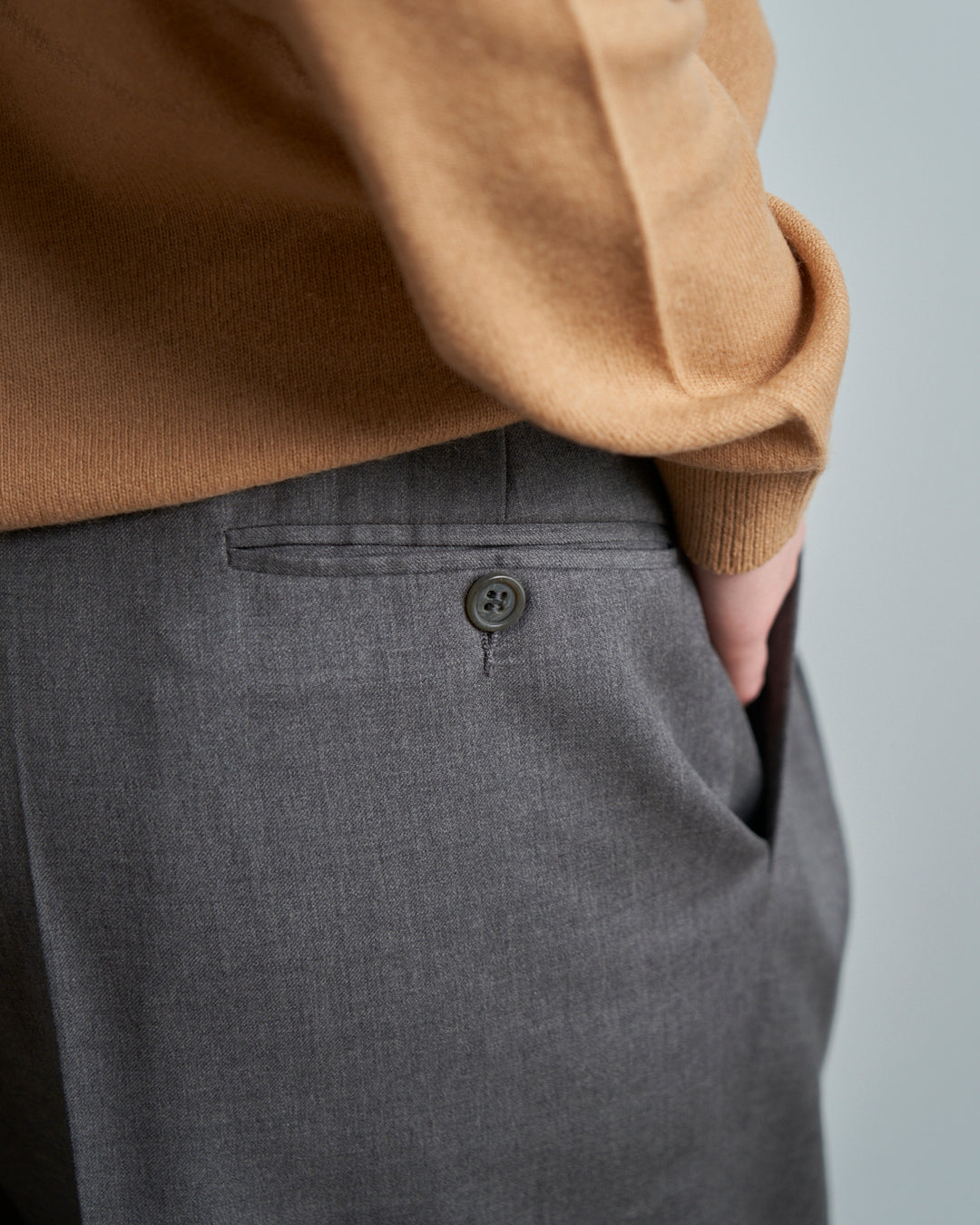 Pantaloni maschili modificati in vita, pieghe ampie in lana pettinata