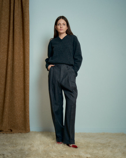 Pantalone maschile grigio con pieghe gamba lunga