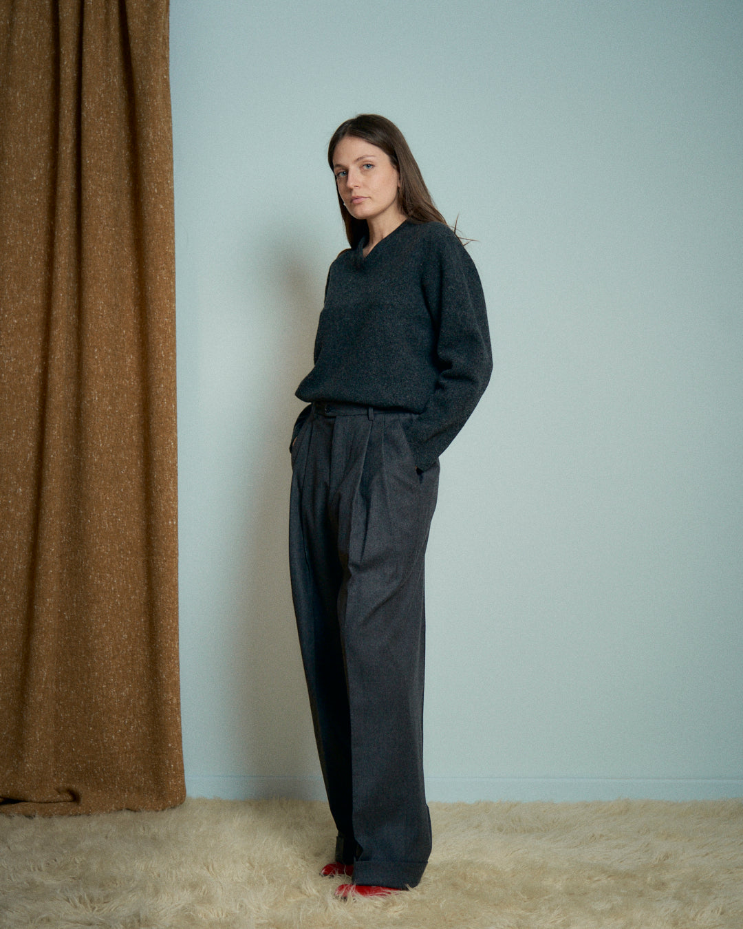 Pantalone maschile grigio con pieghe gamba lunga