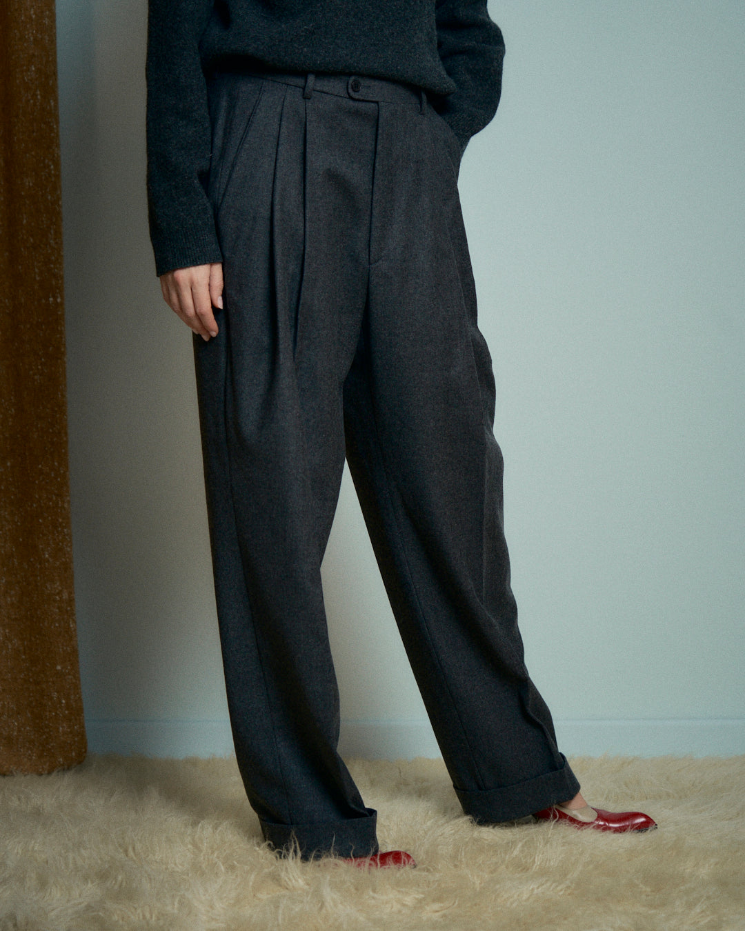 Pantalone maschile grigio con pieghe gamba lunga