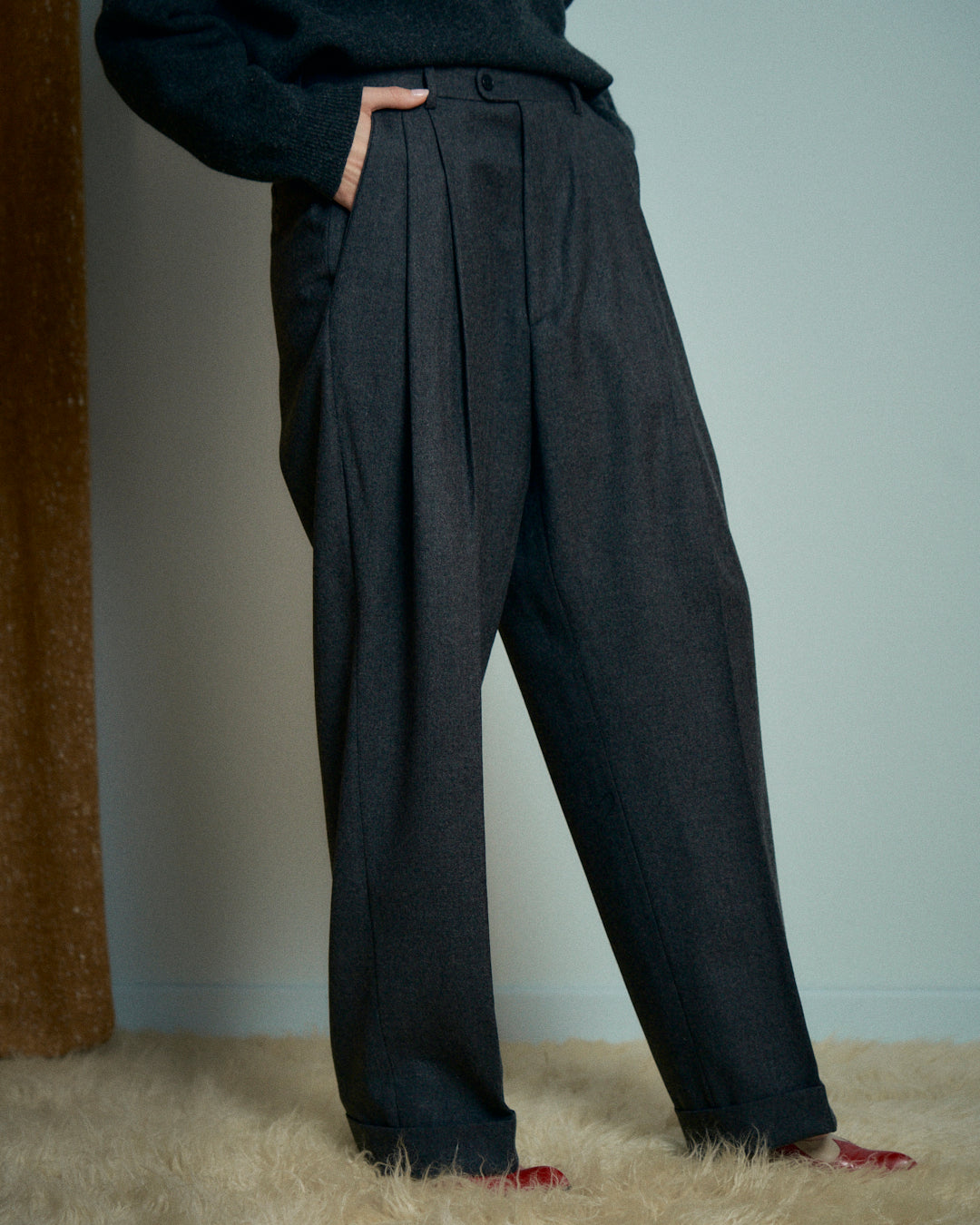 Pantalone maschile grigio con pieghe gamba lunga