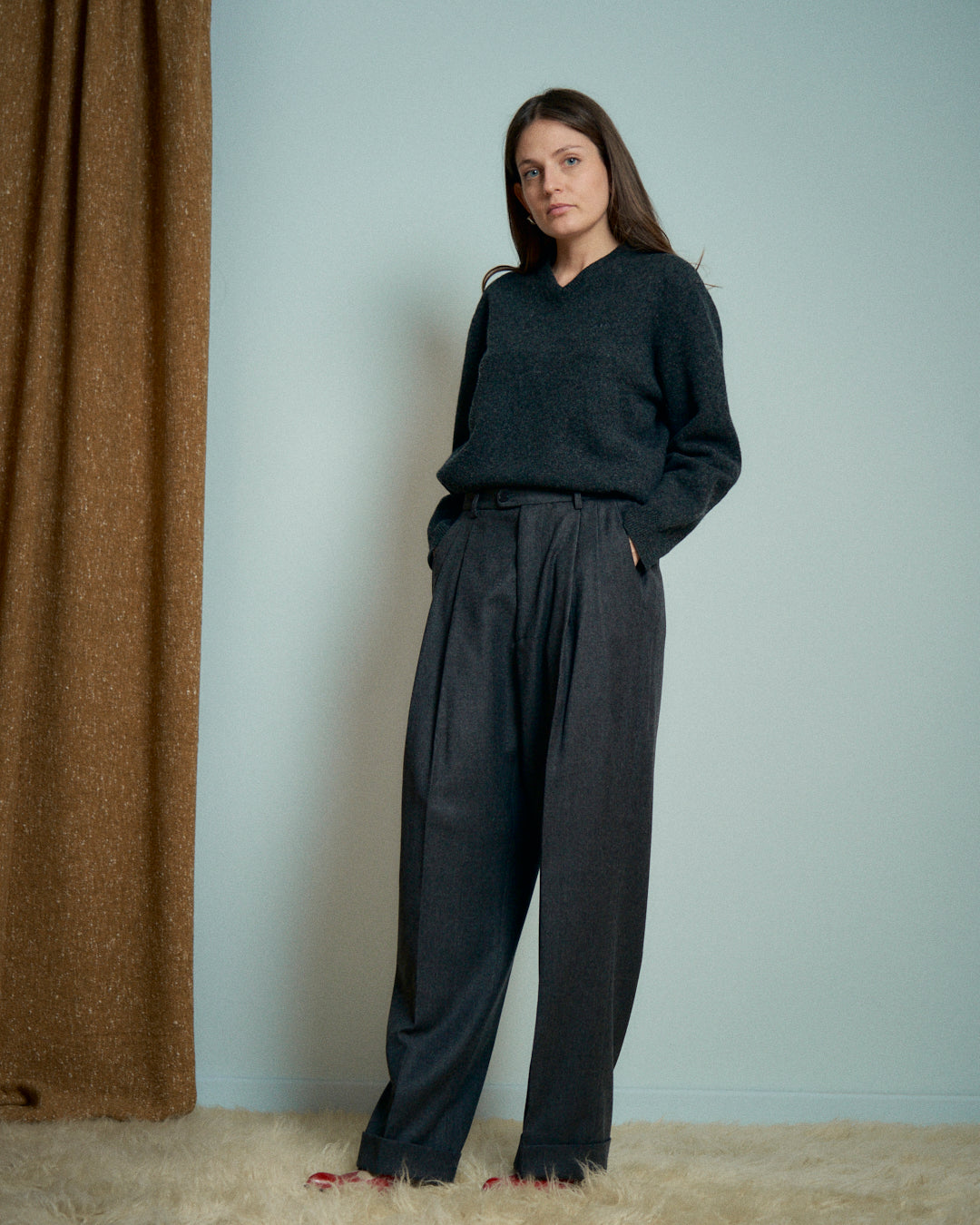 Pantalone maschile grigio con pieghe gamba lunga