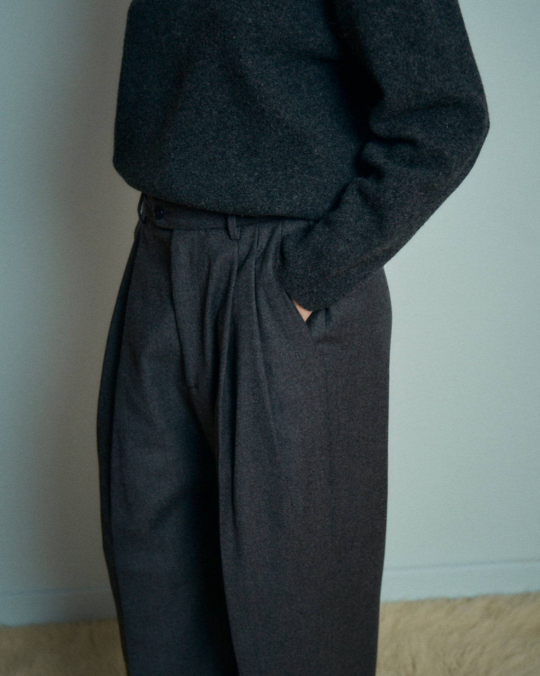 Pantalone maschile grigio con pieghe gamba lunga