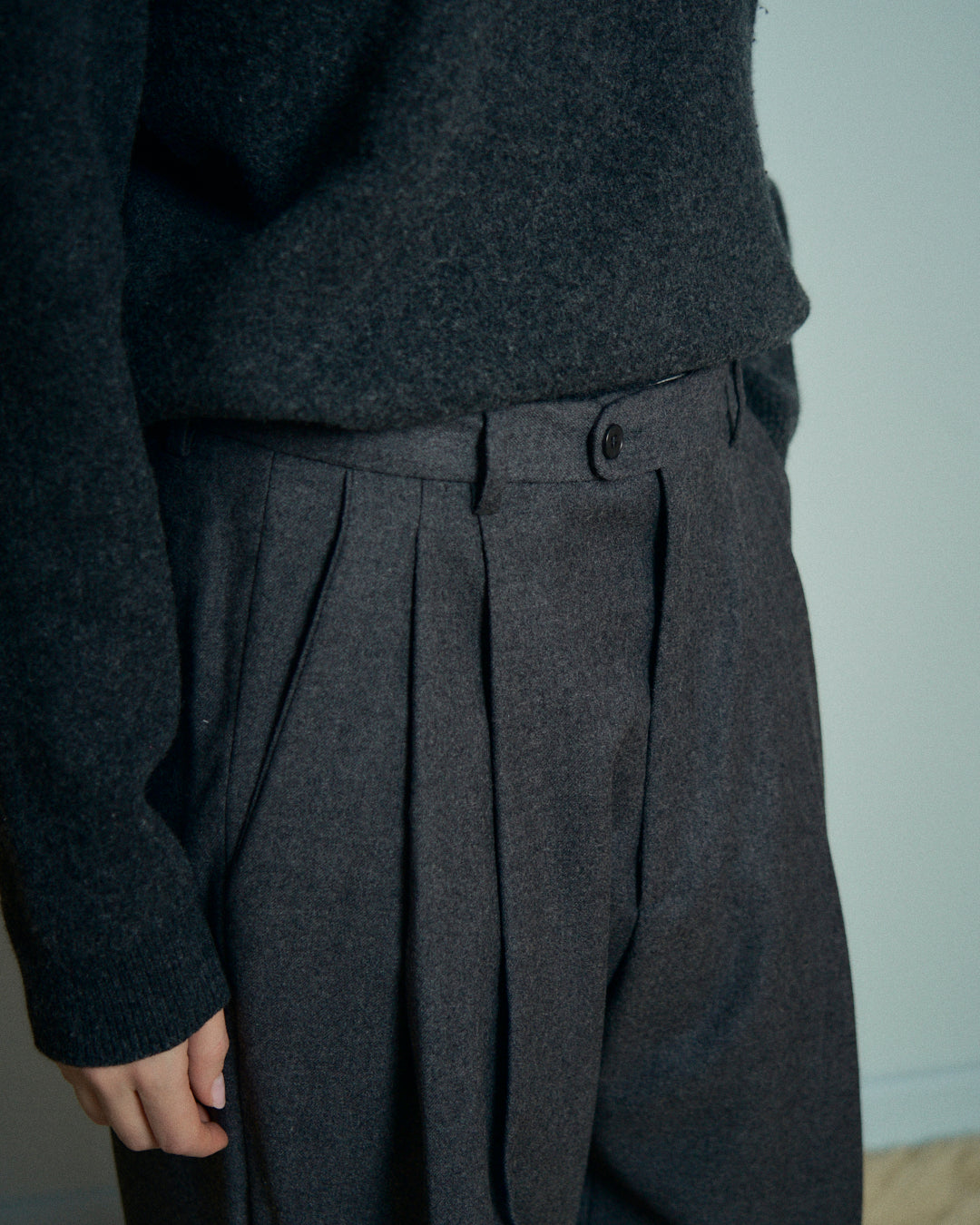 Pantalone maschile grigio con pieghe gamba lunga