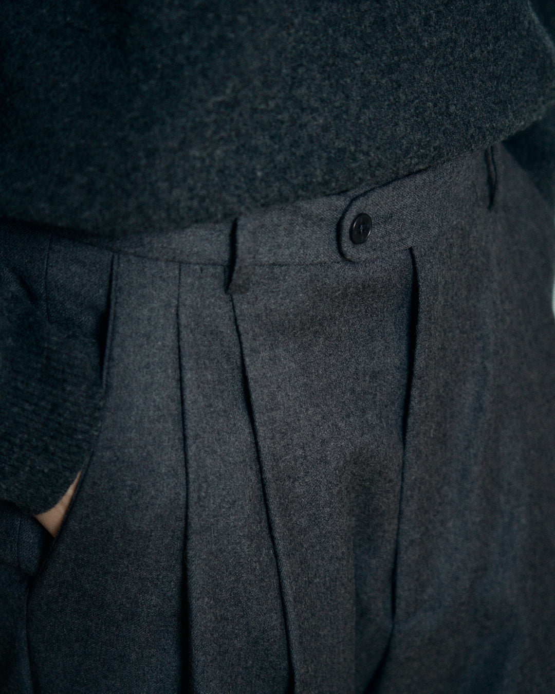 Pantalone maschile grigio con pieghe gamba lunga