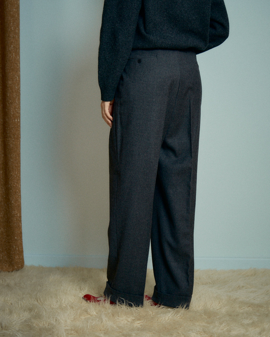 Pantalone maschile grigio con pieghe gamba lunga