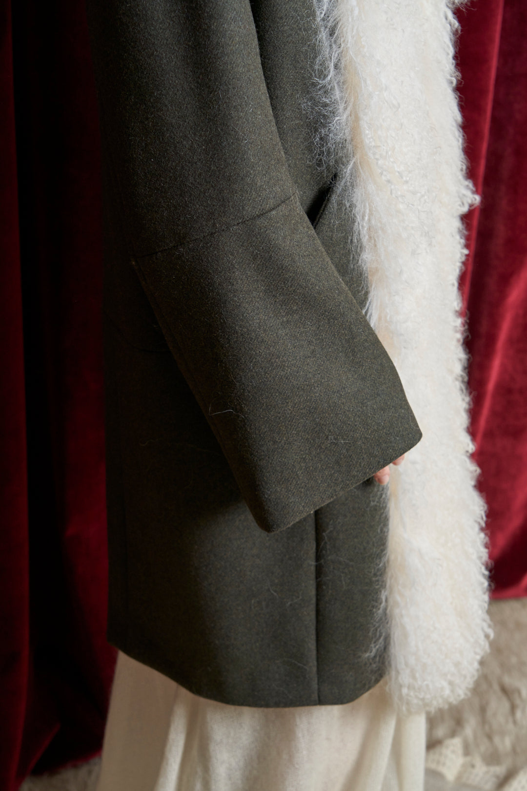 Cappotto con cappuccio e profili in mongolia made in Italy