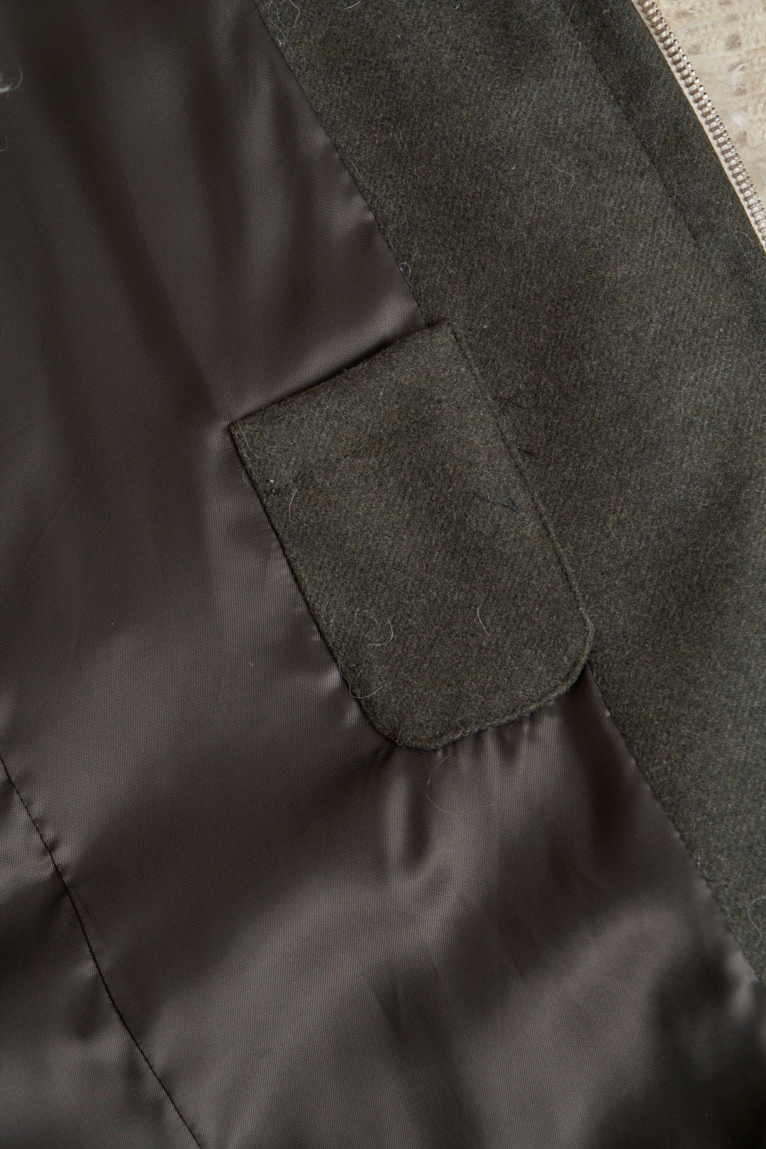 Cappotto con cappuccio e profili in mongolia made in Italy