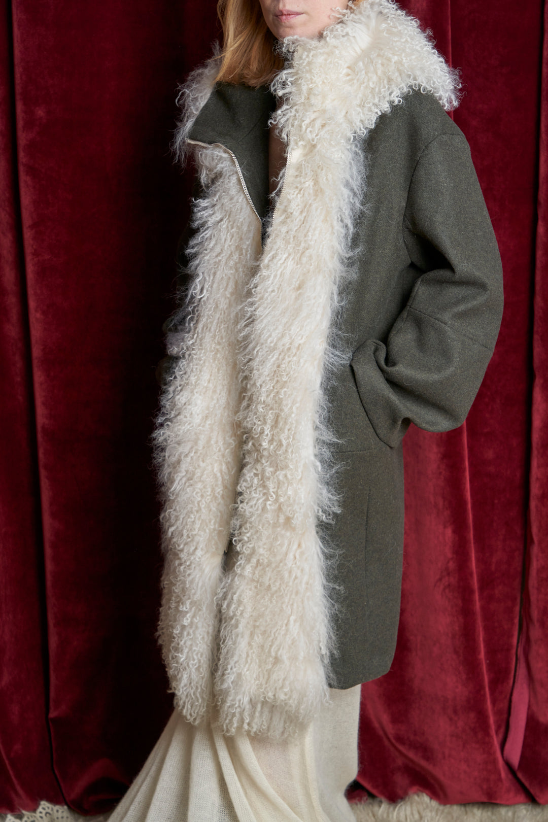 Cappotto con cappuccio e profili in mongolia made in Italy