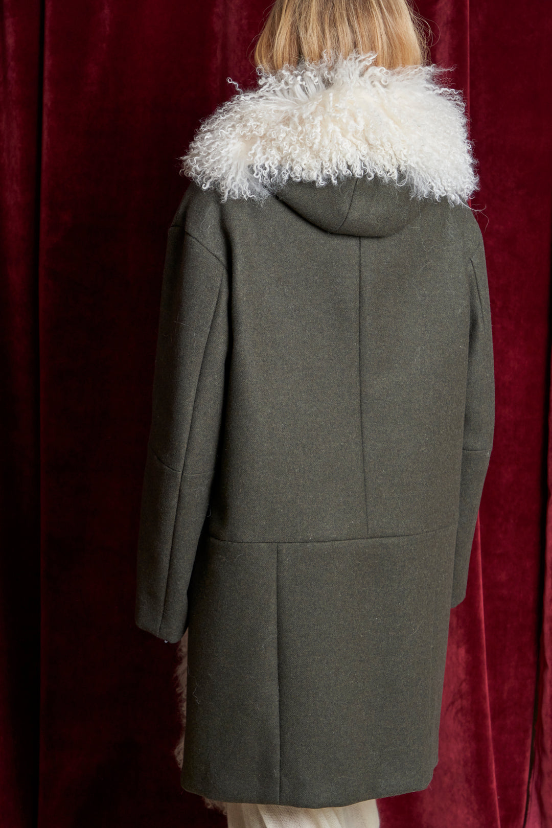 Cappotto con cappuccio e profili in mongolia made in Italy