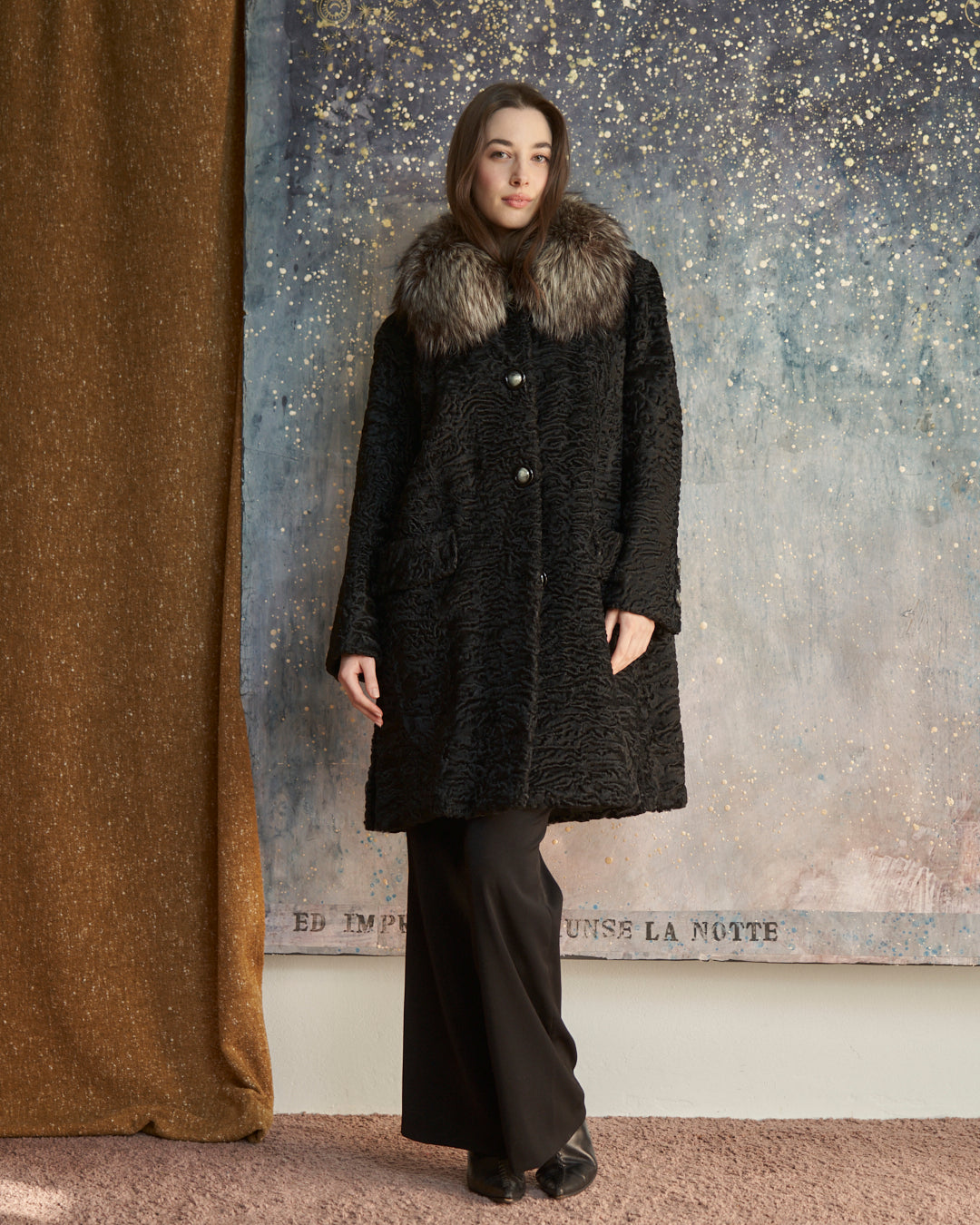 Pelliccia anni 60 astrakan e collo in volpe con doppio spacco dietro