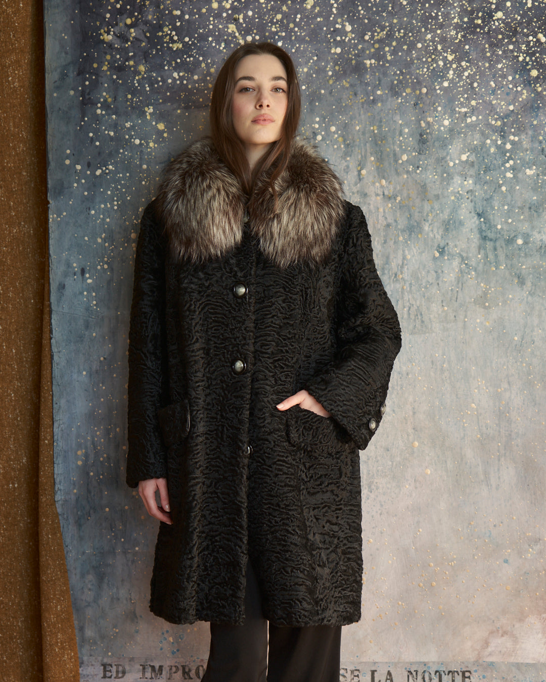 Pelliccia anni 60 astrakan e collo in volpe con doppio spacco dietro