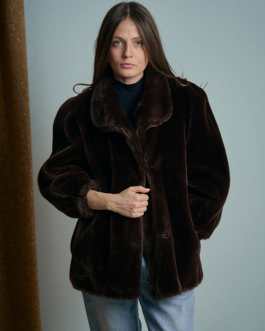 Pelliccia ecologica marrone cioccolato corta con tasche
