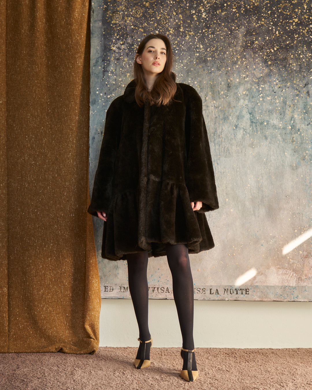 Pelliccia ecologica marrone testa di moro con balza arricciata