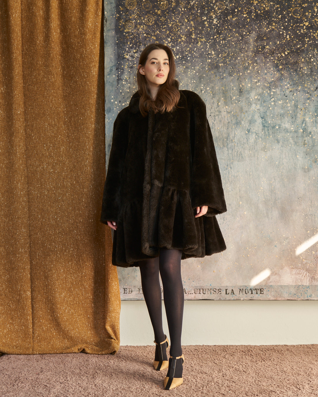 Pelliccia ecologica marrone testa di moro con balza arricciata