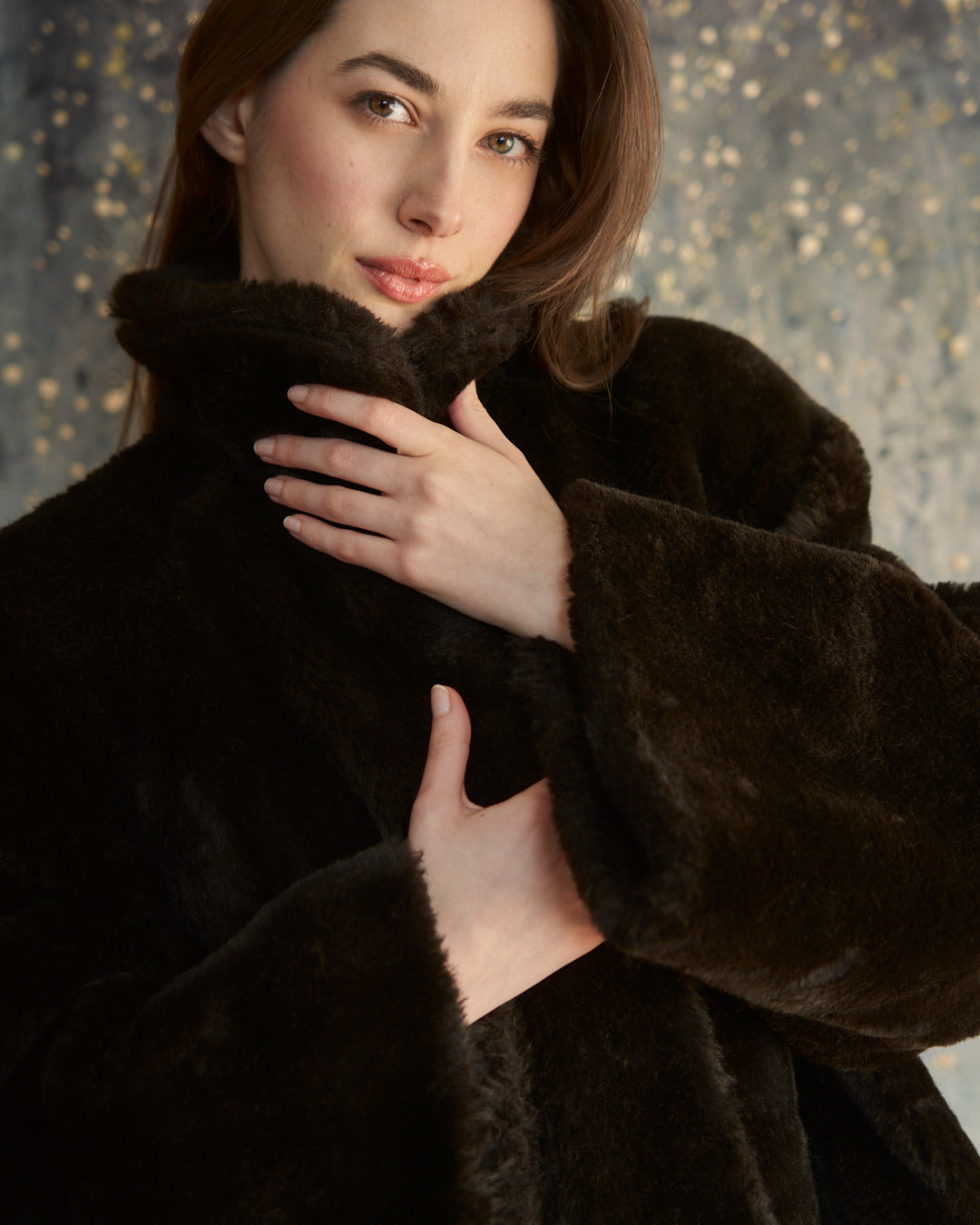 Pelliccia ecologica marrone testa di moro con balza arricciata