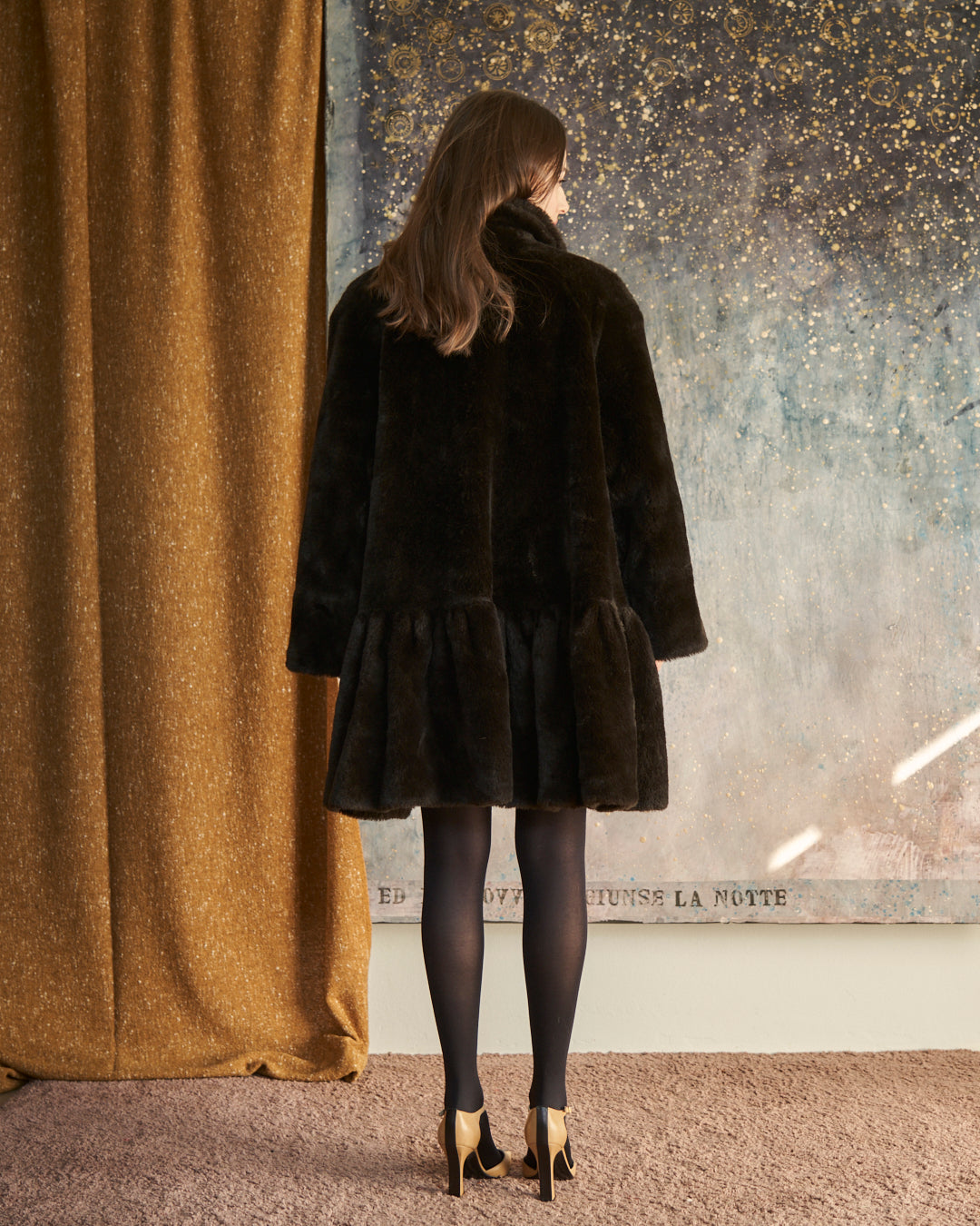 Pelliccia ecologica marrone testa di moro con balza arricciata