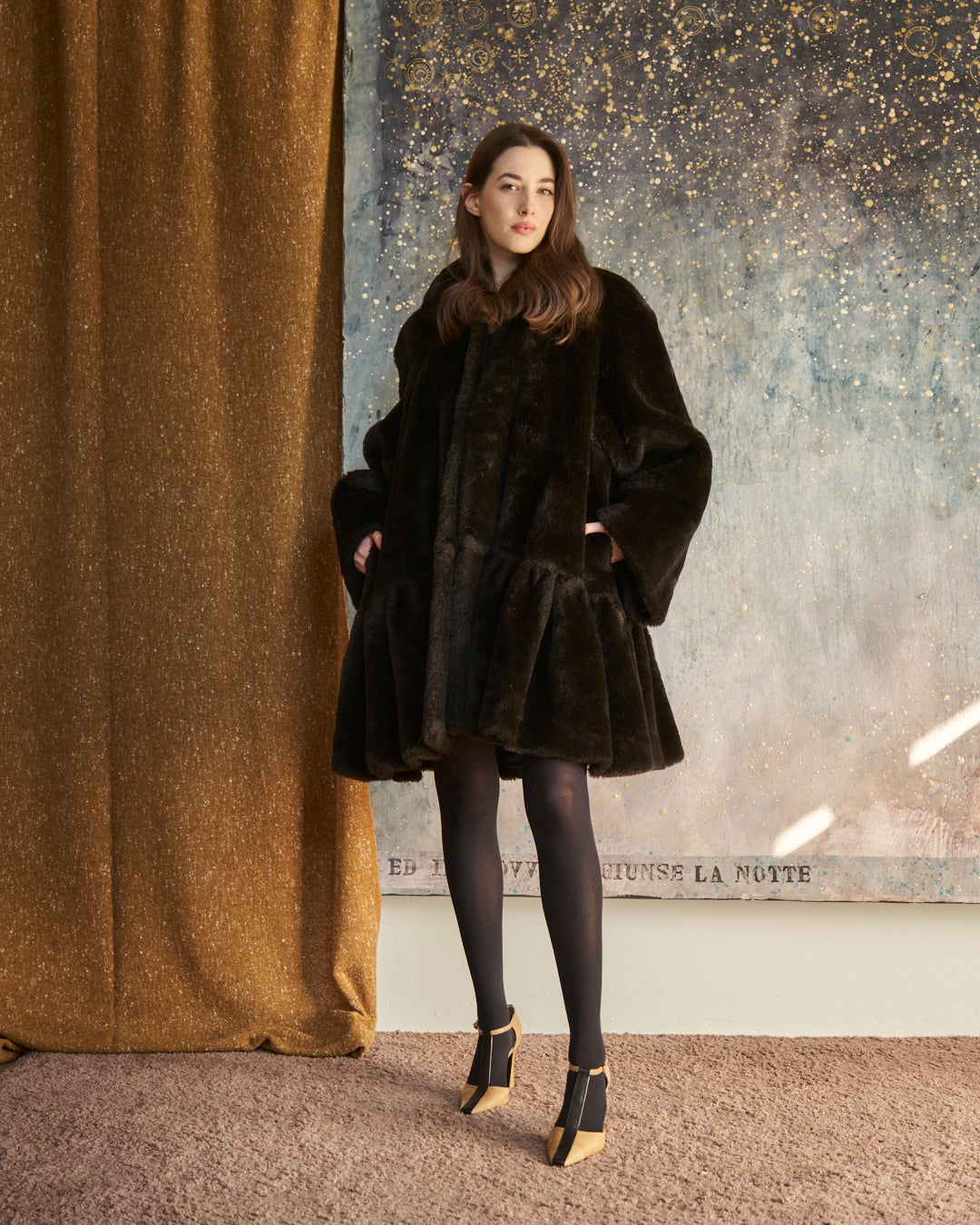 Pelliccia ecologica marrone testa di moro con balza arricciata