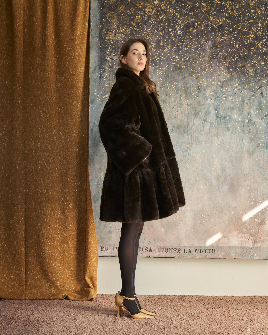 Pelliccia ecologica marrone testa di moro con balza arricciata