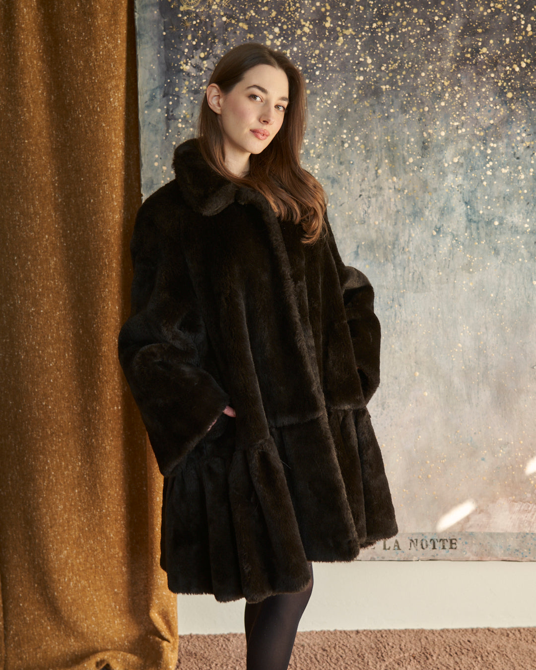 Pelliccia ecologica marrone testa di moro con balza arricciata