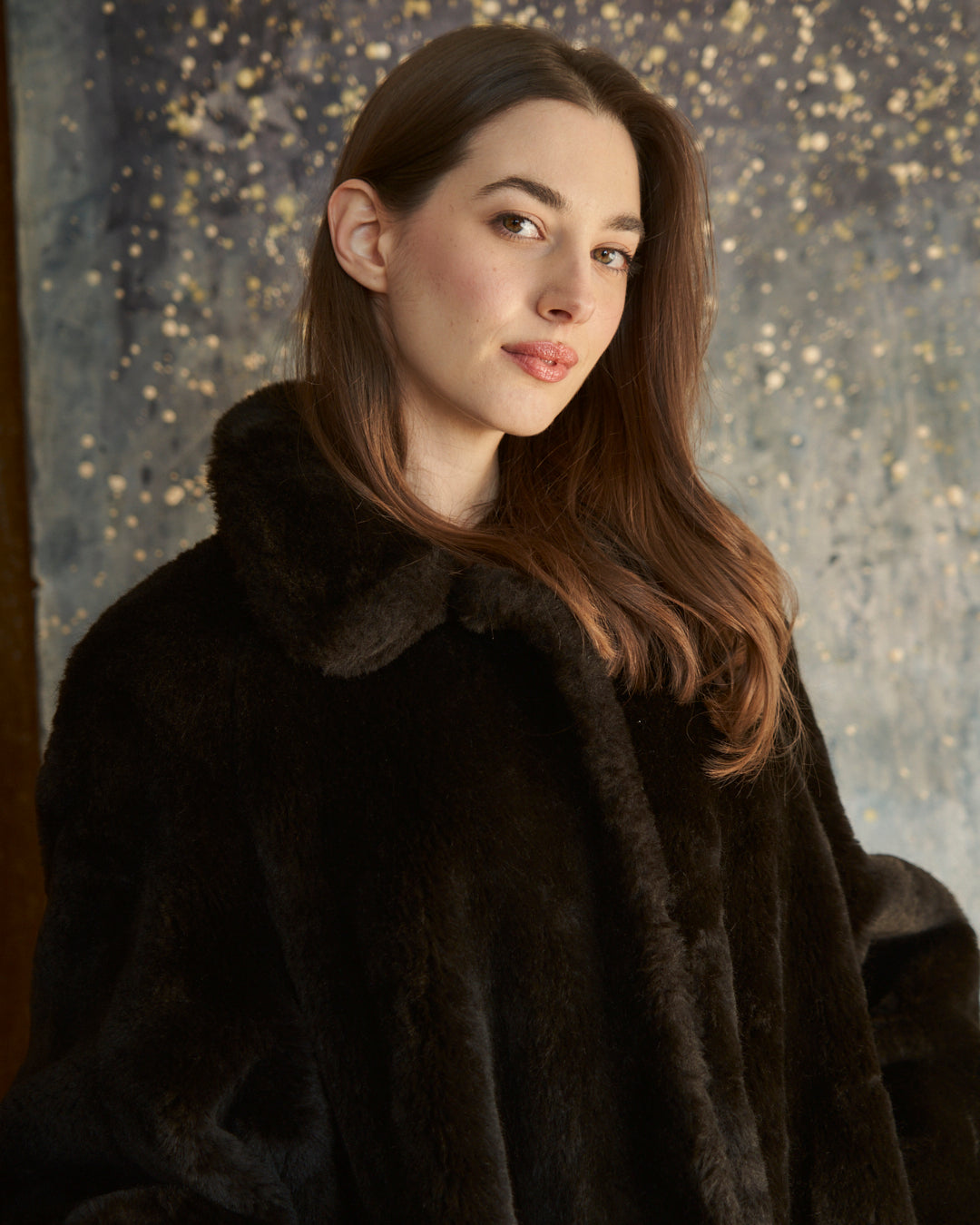 Pelliccia ecologica marrone testa di moro con balza arricciata