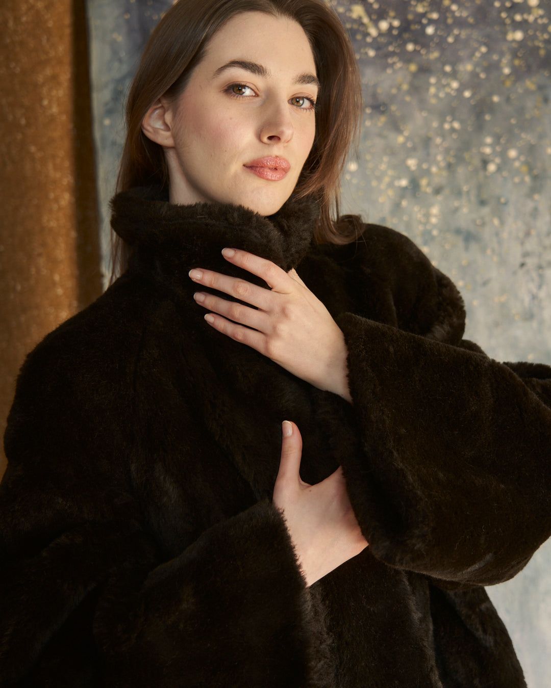 Pelliccia ecologica marrone testa di moro con balza arricciata