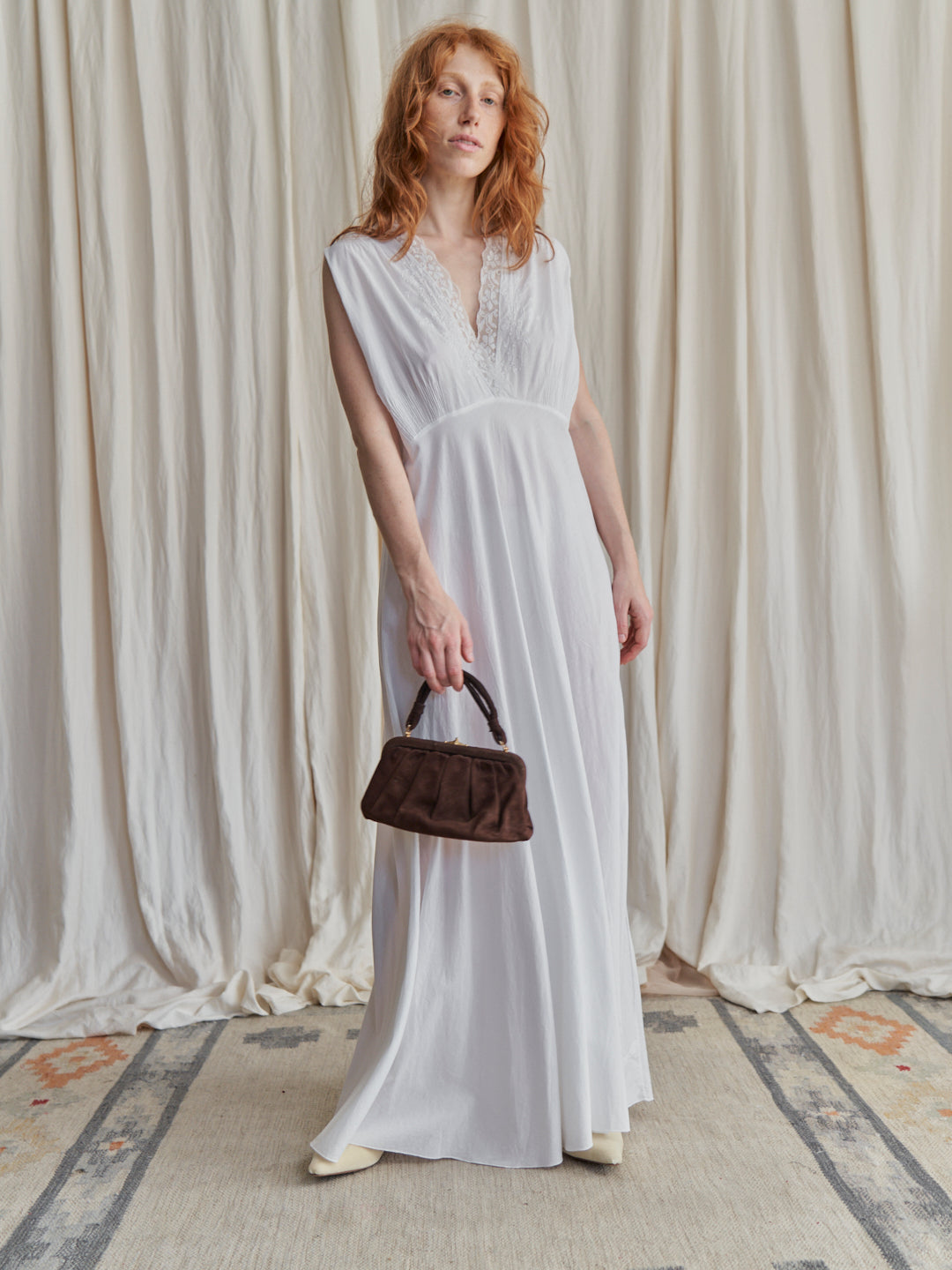 Abito fatto a mano  in cotone vintage con ricami e pizzo