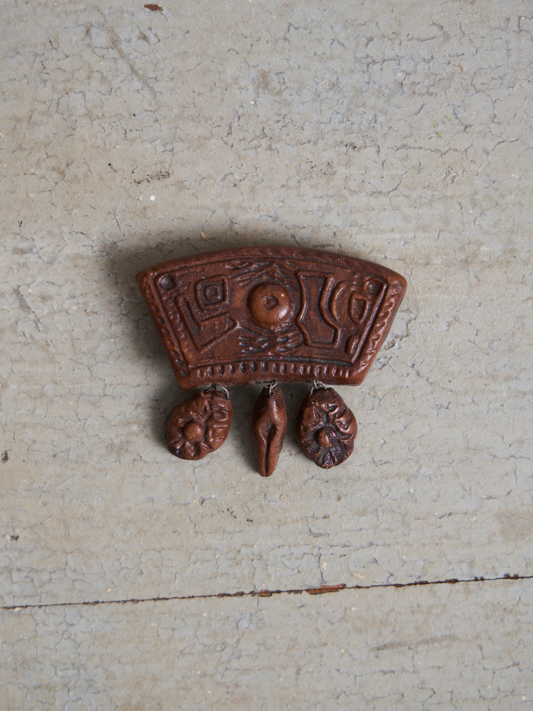 Spilla in ceramica con pendenti marrone
