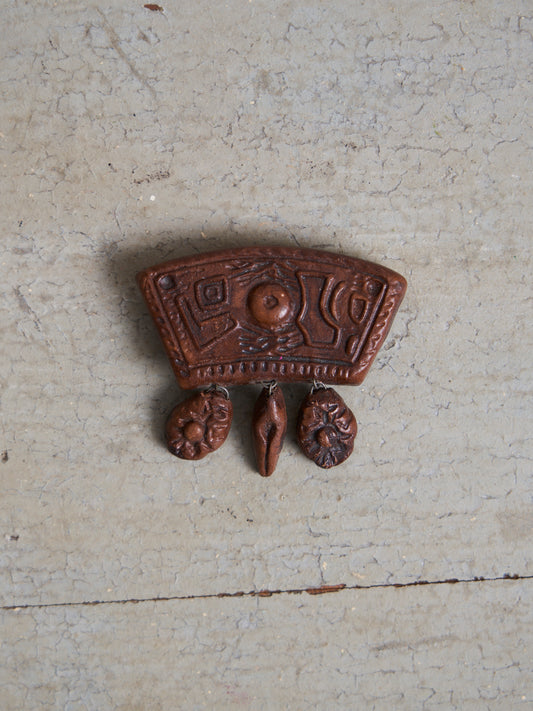 Spilla in ceramica con pendenti marrone