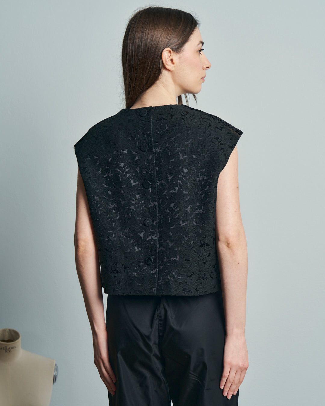 Top anni 60 in tessuto jacquard nero con fiocchi e bottoni ricoperti