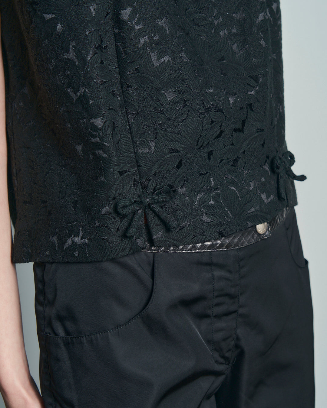 Top anni 60 in tessuto jacquard nero con fiocchi e bottoni ricoperti