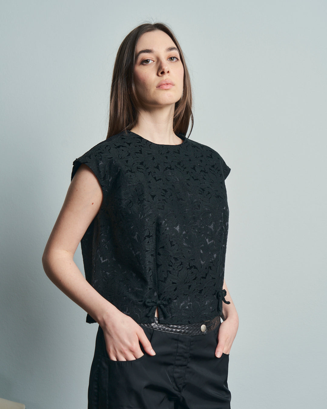 Top anni 60 in tessuto jacquard nero con fiocchi e bottoni ricoperti